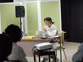 画像:講師の柴田先生が笑顔でお話されている写真。