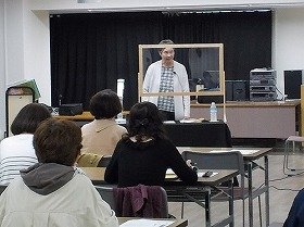 画像:講師の話を聞く参加者の様子。