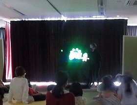 画像:パネルシアター『とっつこうかひっつこうか』の様子