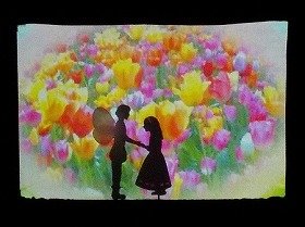 画像:吹田おはなしの会さん製作の影絵『おやゆびひめ』のラストシーン。