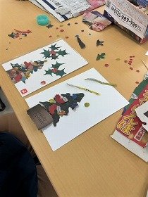 画像:クリスマスカード作成の様子。