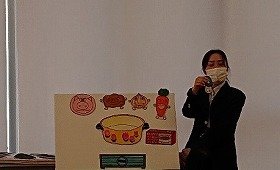 画像:パネルシアター「カレーライス」の上演の様子。