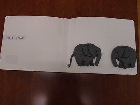 画像:向かい合う2匹のぞう。