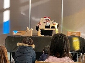 画像:組木で「三びきのやぎのがらがらどん」をおはなししている様子。