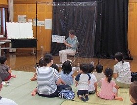 画像:「こけこっこー」の絵本をよみきかせをしている写真です。