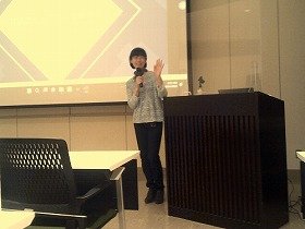 画像:講師の菊澤律子さんの講演の様子。
