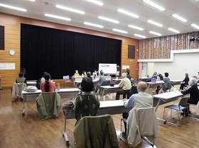 画像:講師と参加者が音読している様子1。