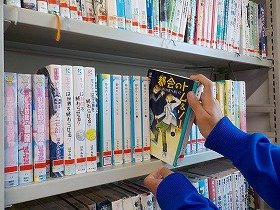 画像:職業体験に来た中学生が、本を配架している様子