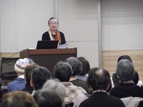 画像:絵本について話す正置友子さん。