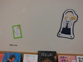 画像:左から、かるたと和服を着た男の子です。
