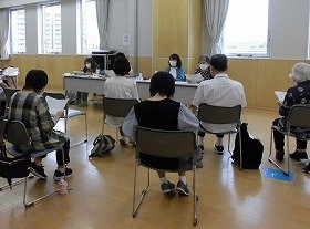 画像:講師と参加者が音読している様子。
