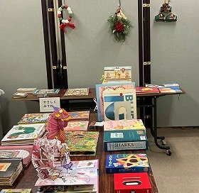 画像:画像:様々なしかけ絵本が並べられている様子。