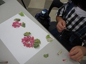 画像:お花を作っている写真。