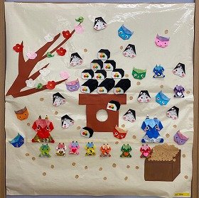 画像:恵方巻を食べている鬼の頭上で、梅の花が咲き、鳥が集まっている様子。