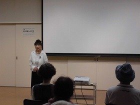 画像:朗読をしている語り手と、それを聞く参加者その三。