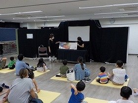 画像:『めっきらもっきらどおんどん』の読み聞かせの様子。