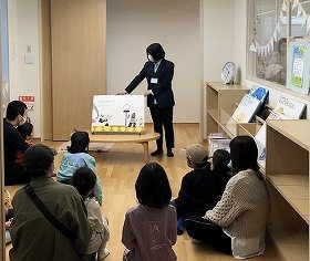 画像:大型絵本のよきかせの様子。
