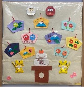 画像:鏡餅、トラの周りに絵馬がたくさん飾られている。