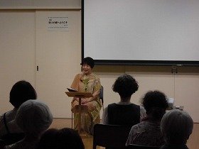 画像:朗読をしている語り手と、それを聞く参加者その二。