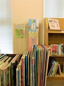 画像:新しい本が置かれた千里図書館の大型絵本・紙芝居コーナー。