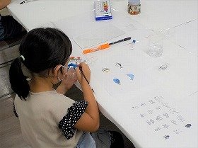 画像:瓶にアクリル絵の具で絵を描いている様子。