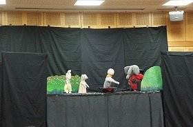 画像:人形劇「はてなのぼうし」上演の様子。