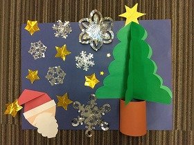 画像:クリスマスツリーとサンタさん、画面いっぱいに雪と星がちりばめられていています。