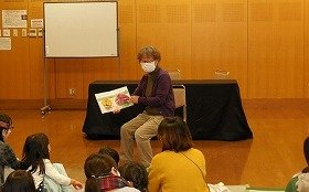 画像:絵本の読み聞かせの様子。
