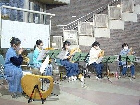 画像:ライアーとグロッケンシュピールの演奏