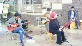 画像:ギター、ベース、カホンが演奏する様子