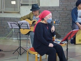 画像:演奏をバックに朗読する様子