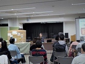 画像:講師の安田さんと講演を聞く参加者の様子。