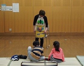 画像:エプロンシアター『おむすびころりん』の様子。