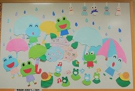 画像:雨が降るなか、楽しそうに歌うかえるたち。6月の壁面飾りです。.jpg