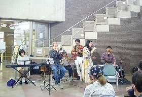 画像:ボサノヴァの演奏と歌唱の様子。