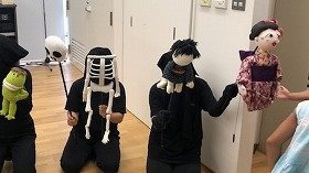 画像:帰りに人形たちがお見送りをしている様子