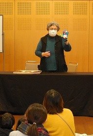 画像:おはなしとそれを聞く参加者の様子。