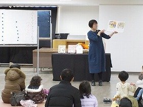 画像:絵本『こんとあき』を読み聞かせしている様子。