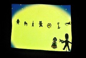 画像:影絵でおもちゃが踊る様子。