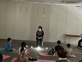 画像:こわーいおはなしに大人も子供も真剣に聞いている様子。