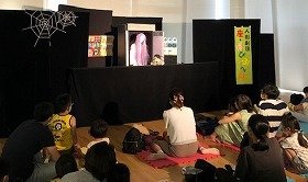 画像:人形劇コンビニうらめしマートの一場面