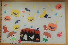画像:森をさまようおばけたち。空にはコウモリとカボチャ。10月の壁面飾りです。