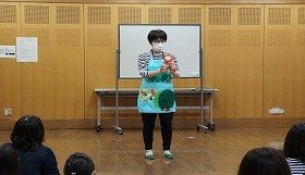 画像:エプロンシアター『赤ずきんちゃん』の様子。