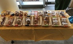 画像:焼き菓子などを販売している様子。