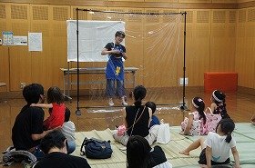 画像:吹田おはなしの会が演じるエプロンシアターの様子です。