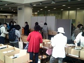 画像:リサイクルフェアに訪れた人たちが 読み物、実用書、絵本それぞれのコーナーで本を探している様子。