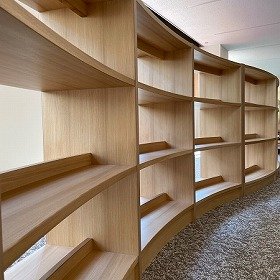 画像:児童閲覧室入口の湾曲した書架。