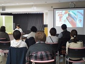 画像:講師が「パンどろぼう」シリーズについて説明している様子。