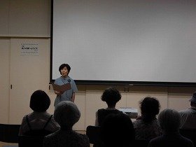 画像:朗読をしている語り手と、それを聞く参加者その一。