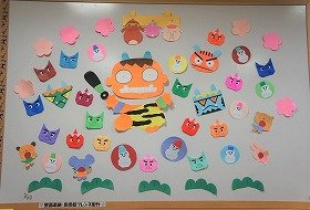 画像:鬼に豆をぶつける動物たち、節分の壁面飾りです。